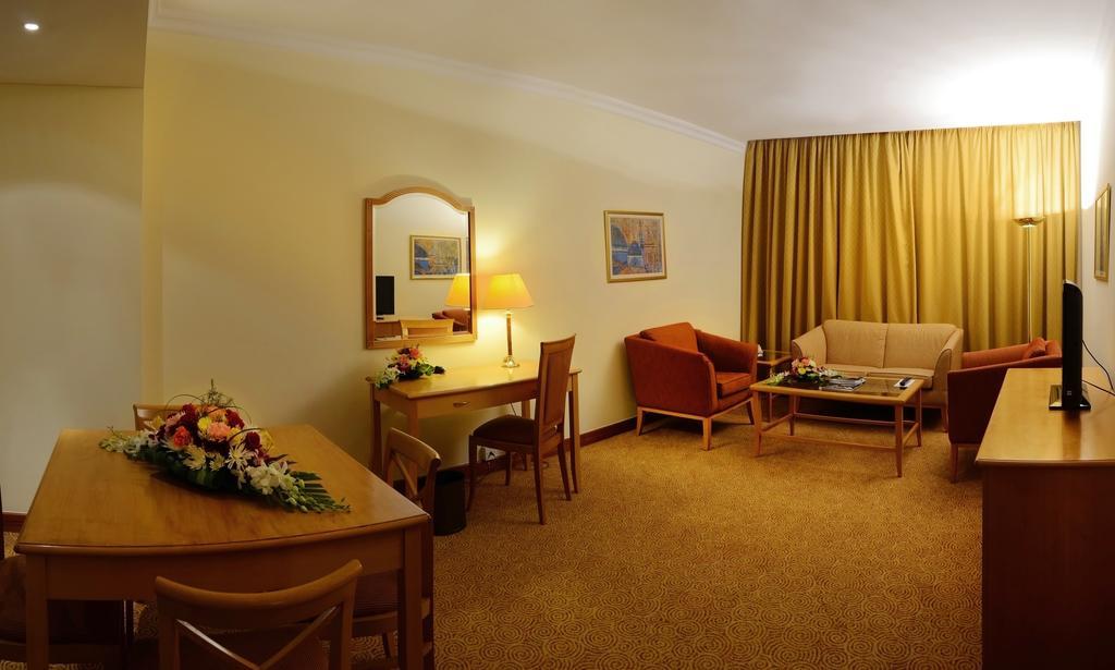 Swiss-Belhotel Sharjah Esterno foto