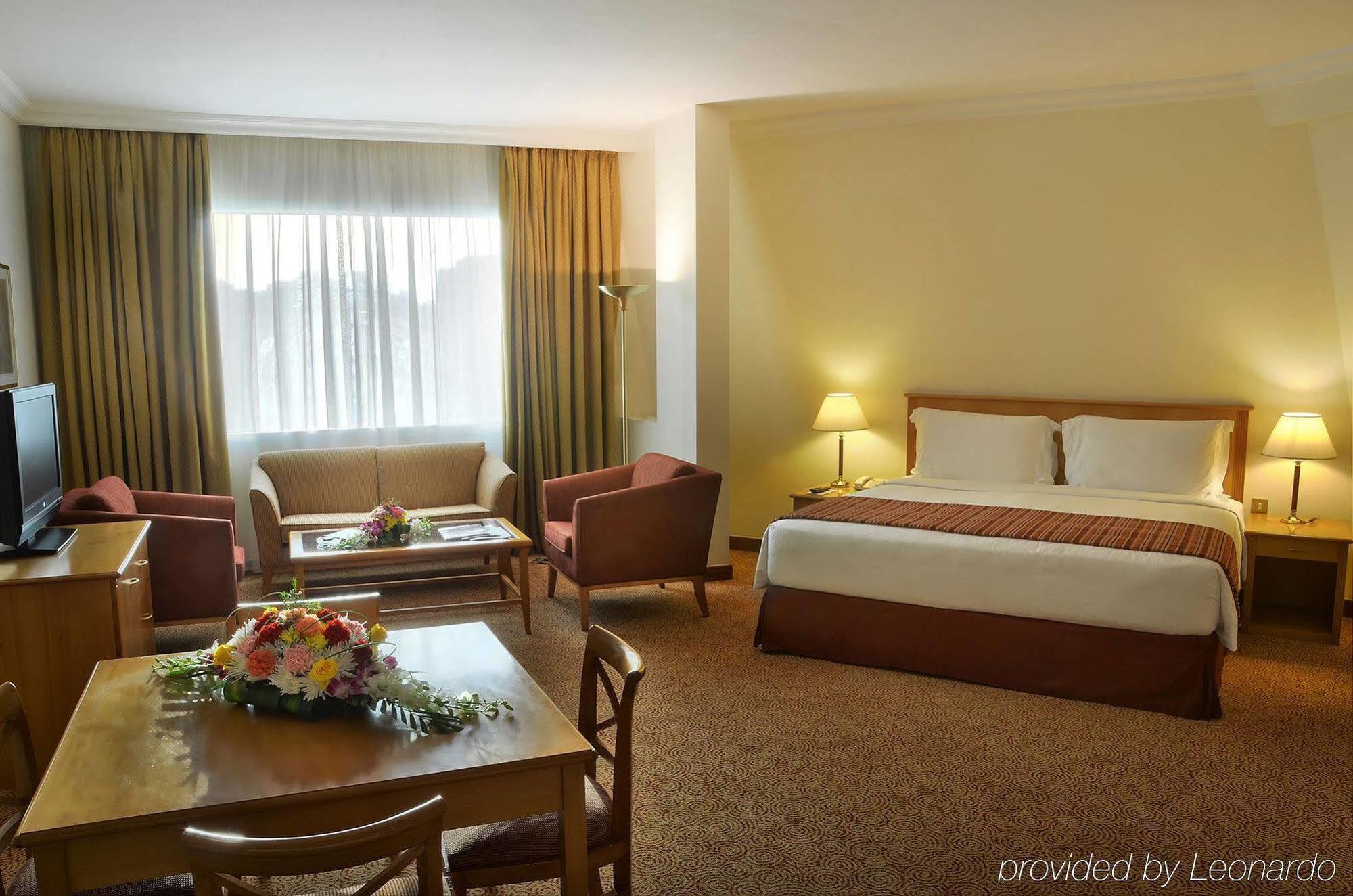 Swiss-Belhotel Sharjah Esterno foto