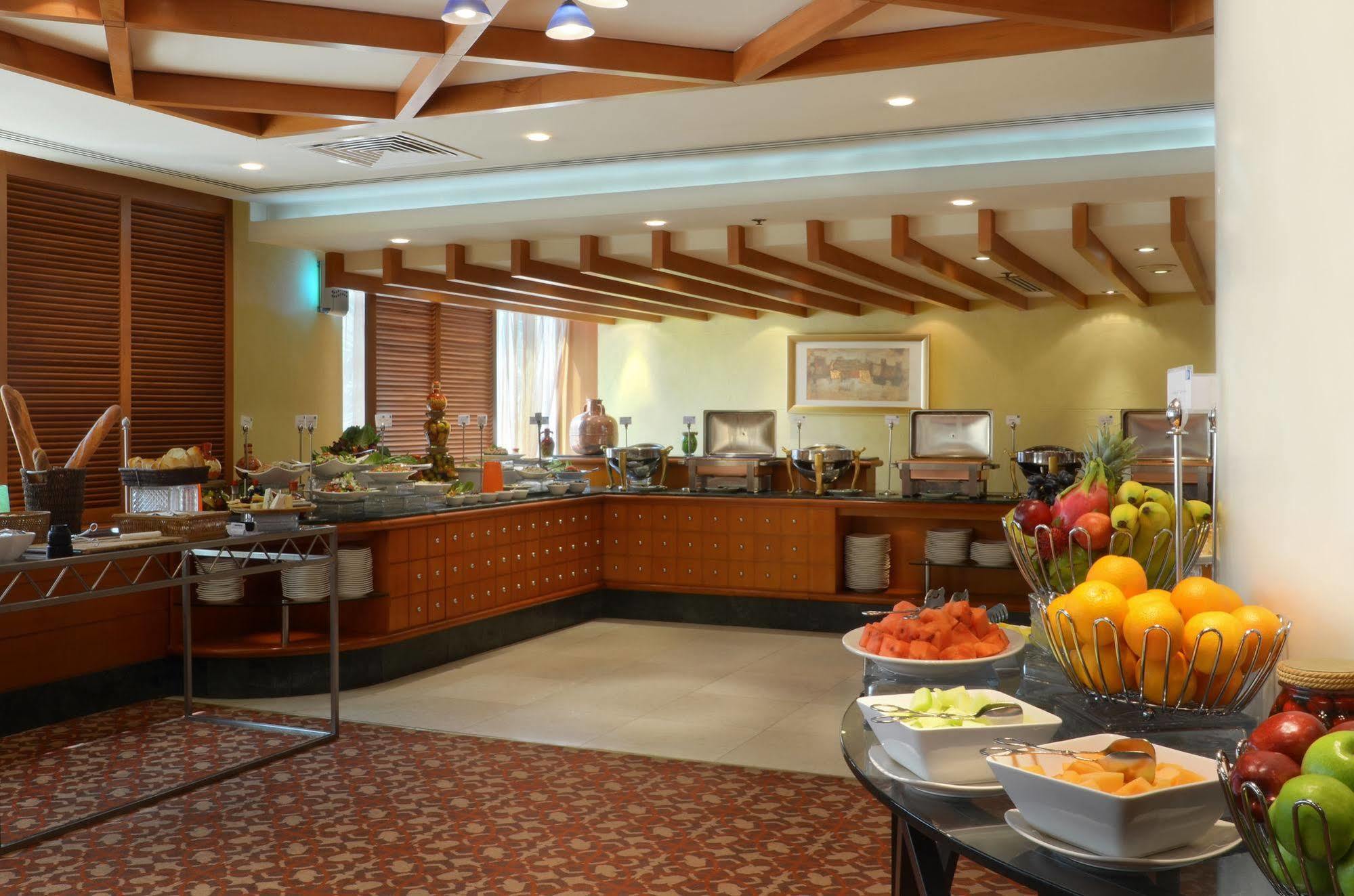 Swiss-Belhotel Sharjah Esterno foto